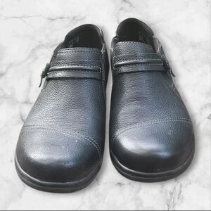 Black Leather Flats with Rounded Toe and Strap